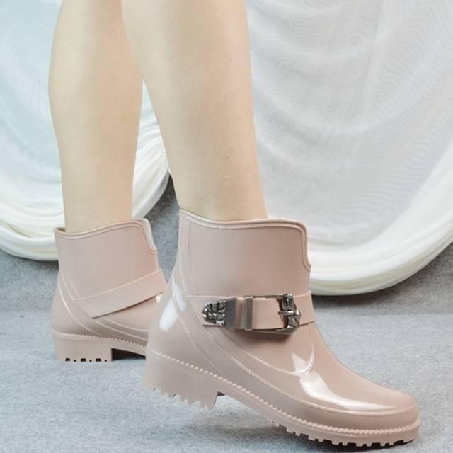 รูปภาพ:http://g03.a.alicdn.com/kf/HTB1ai7NIpXXXXXBXpXXq6xXFXXXJ/New-Fashion-Sweet-Solid-Color-Hasp-Women-s-Short-Rain-Boots-Flat-Heel-Ankle-Boots-Rainboots.jpg