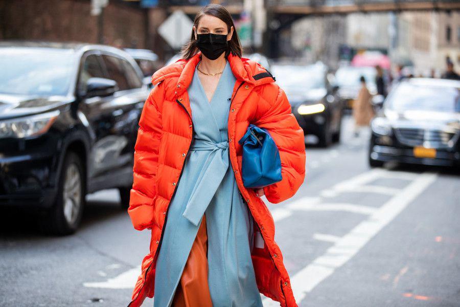 รูปภาพ:https://fashionista.com/.image/t_share/MTc3MDcxNDAzMDcyMjM0NjM5/puffer-jacket-new-york-fashion-week-february-2020-street-style.jpg