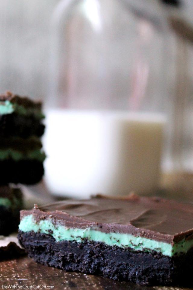 รูปภาพ:http://i0.wp.com/www.lifewiththecrustcutoff.com/wp-content/uploads/2014/06/No-Bake-Mint-Chocolate-Brownies1.jpg?resize=640%2C961