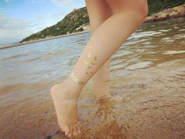 รูปภาพ:http://img.china-homegarden.com/nimg/69/57/4827b2da80613855ce5421ad82c4-600x600-0/custom_gold_body_tattoo_stickers_long_lasting_ankle_realistic_temporary_tattoos.jpg