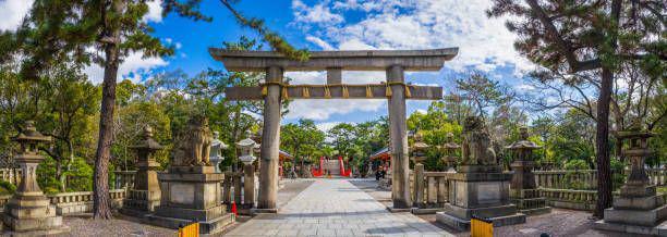 รูปภาพ:https://media.istockphoto.com/id/1262295714/photo/traditional-torii-gate-entrance-to-sumiyoshi-taisha-temple-panorama-osaka-japan.jpg?s=612x612&w=0&k=20&c=FNhZMWSk9D9pM18sQ1PLKfBS8WfYlwsionz3XqUcU5Y=