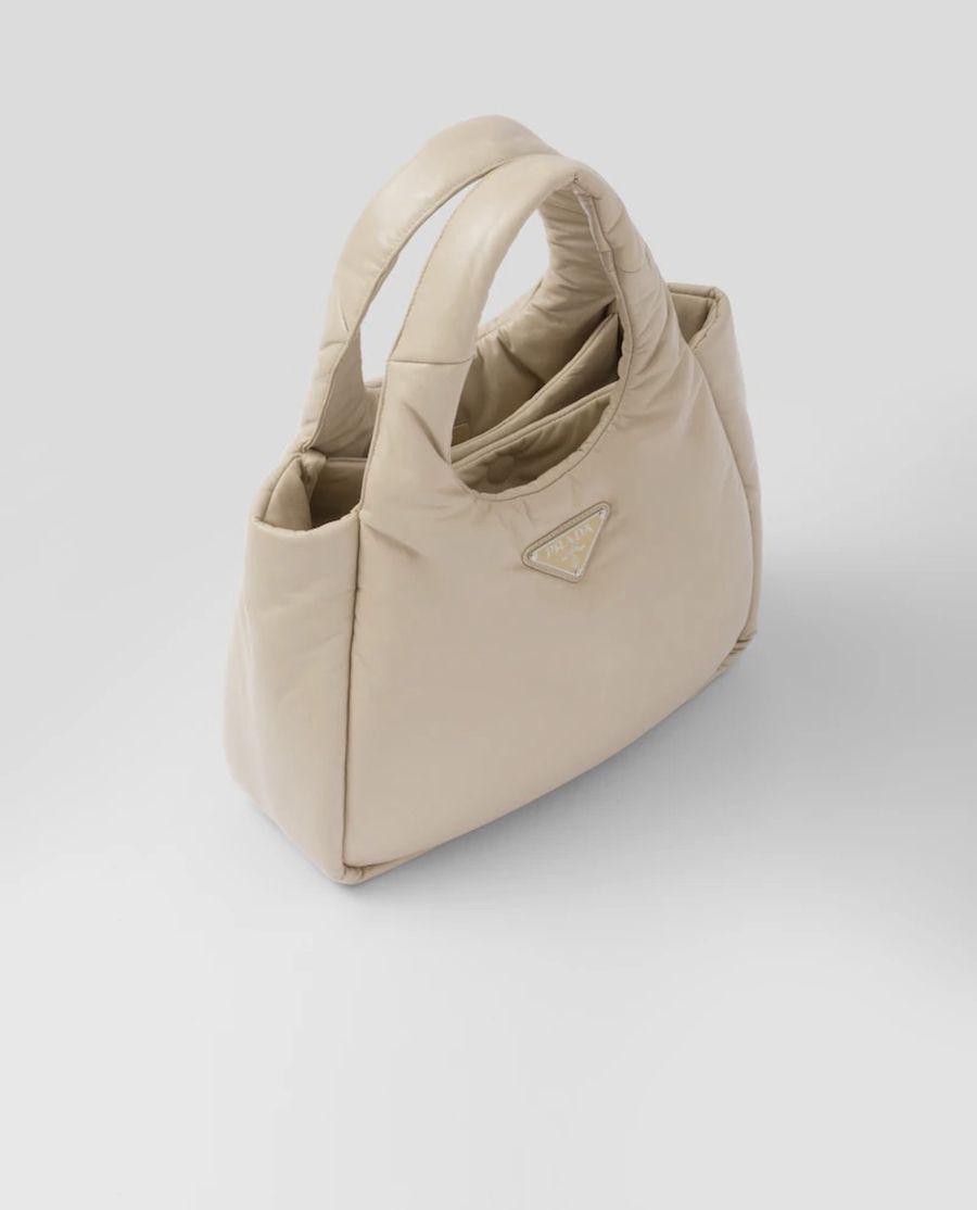 รูปภาพ:กระเป๋าสีครีม แบรนด์ PRADA รุ่น Medium padded Prada Soft nappa leather bag