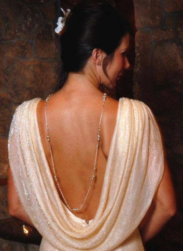 รูปภาพ:http://www.bridalcrystaldirect.com/images/600_Heather_back_long_necklace.jpg