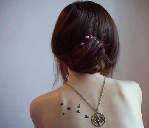 รูปภาพ:http://favim.com/orig/201105/09/back-birds-bun-hair-jewels-necklace-Favim.com-38176.jpg