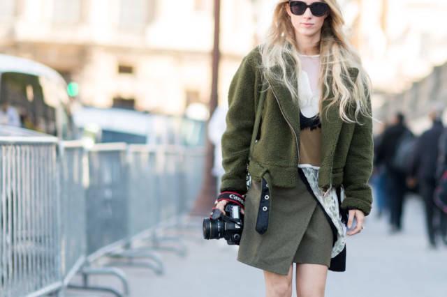 รูปภาพ:http://www.closetfulofclothes.com/wp-content/uploads/2015/10/army-green-wrap-skirt-mini-skirt-lace-sheer-shearling-army-green-moot-jacket-army-jacket-fall-colors-paris-fashion-week-street-style-fall-outfits-elle-640x426.jpg