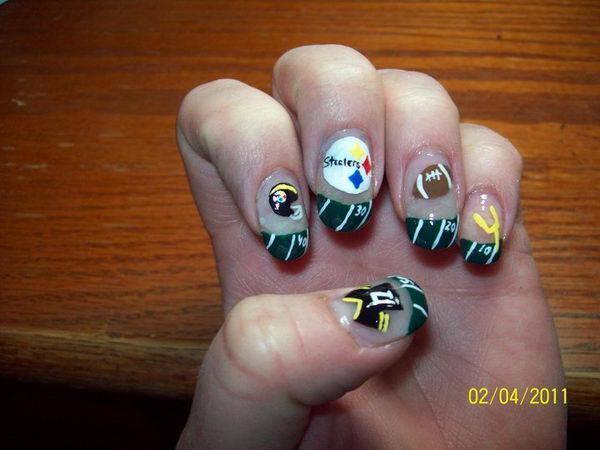 รูปภาพ:http://ideastand.com/wp-content/uploads/2014/11/football-nail-art-designs/23-cool-football-nail-art-designs.jpg
