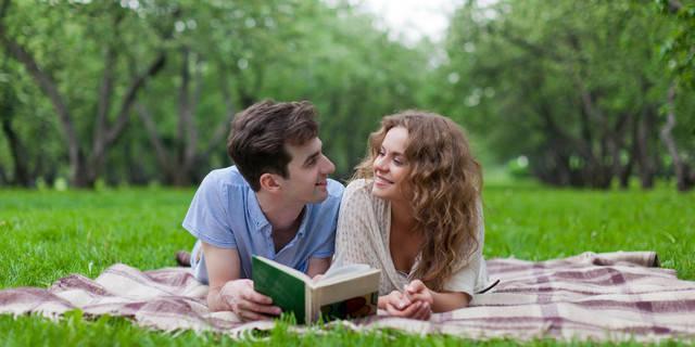 รูปภาพ:http://i.huffpost.com/gen/1700857/images/o-COUPLE-READING-BOOK-facebook.jpg