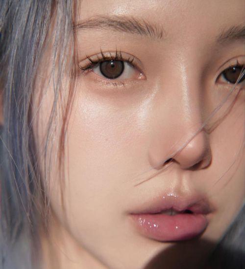 รูปภาพ:https://uploads.dailyvanity.sg/wp-content/uploads/2023/05/korean-makeup-look-younger-5.jpg