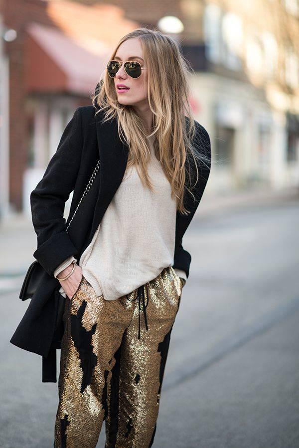 รูปภาพ:http://wowoon.com/anh/2015/25-12/sequin-pants-sequin-pants-outfit-sequin-stems-streetstyle-101-fashion-styles-sequins-goldish-gold-sequins-street-styles-sequins-pants-sequin-trousers.jpg