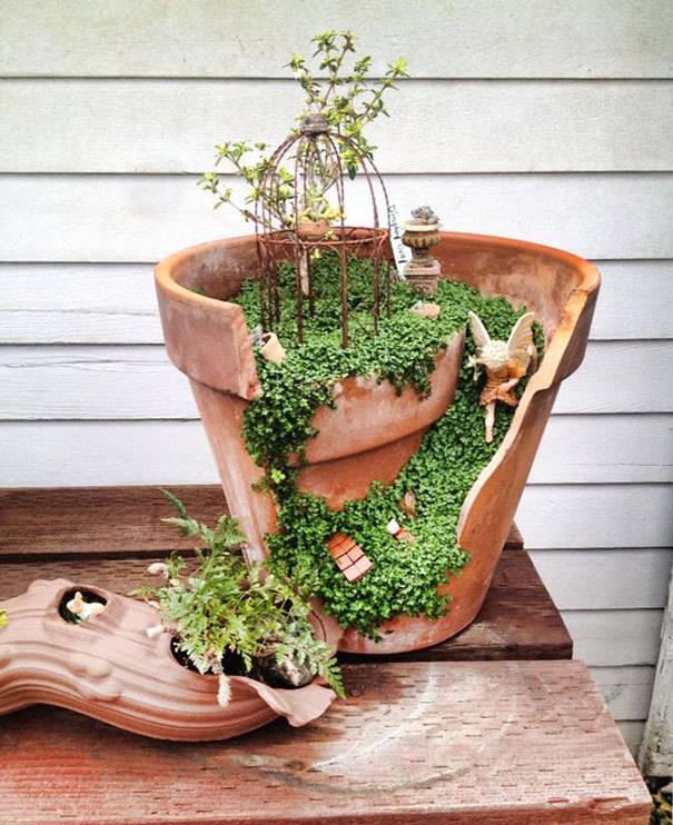 รูปภาพ:http://static.boredpanda.com/blog/wp-content/uploads/2014/08/broken-pot-fairy-garden-18.jpg