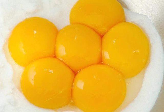 รูปภาพ:http://img.wonderhowto.com/img/07/45/63502247043169/0/easiest-most-practical-way-separate-egg-yolks-from-egg-whites-without-getting-messy.w654.jpg