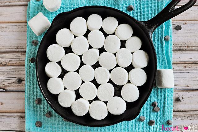 รูปภาพ:http://www.fivehearthome.com/wp-content/uploads/2014/08/Smores-Dip-in-a-Skillet-Indoors-by-Five-Heart-Home_700pxUnbakedAerial.jpg