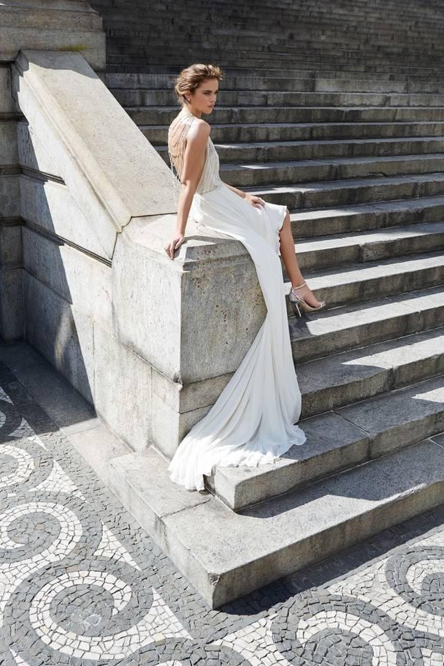 รูปภาพ:https://pixel.brit.co/wp-content/uploads/2016/02/amanda_wakeley_bridal-hemera1-645x968.jpg