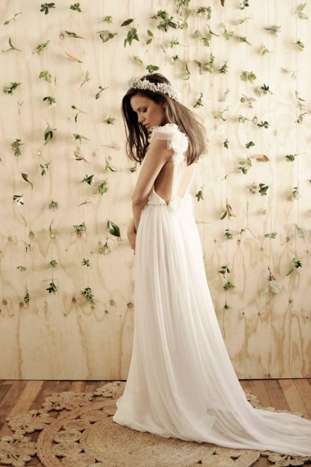 รูปภาพ:https://pixel.brit.co/wp-content/uploads/2016/02/grace-loves-lace-sarah-dress-645x967.jpg