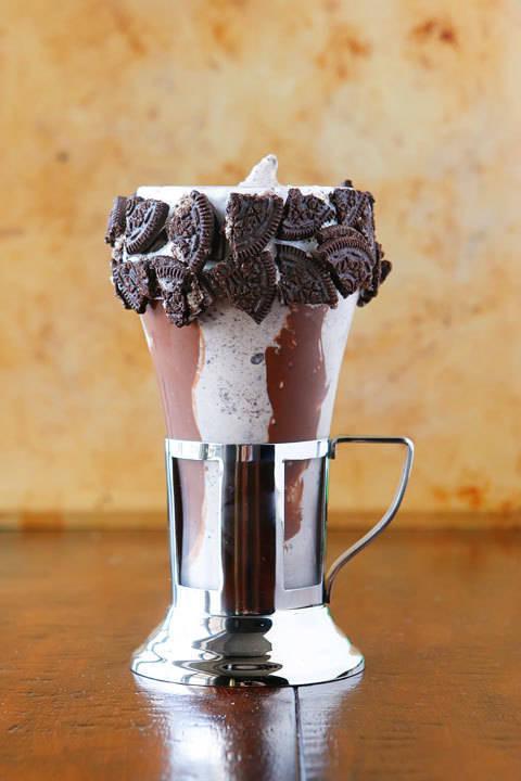 รูปภาพ:http://www.kevinandamanda.com/whatsnew/wp-content/uploads/2016/03/kevinandamanda-ultimate-brownie-crazy-slutty-milkshake-freakshake-01.jpg
