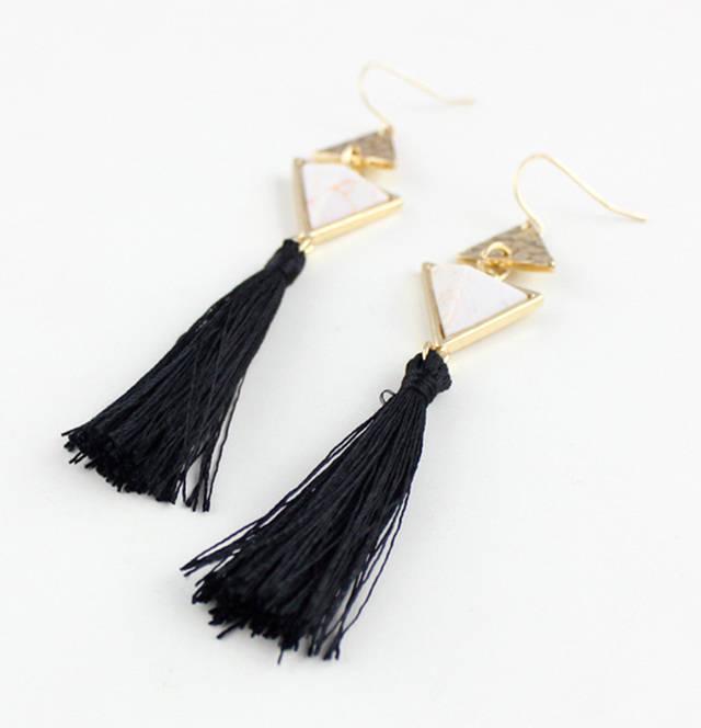 รูปภาพ:http://g01.a.alicdn.com/kf/HTB1EDzrHVXXXXbmaXXXq6xXFXXXD/Artilady-natural-triangle-turquoise-drop-earrings-gold-plated-from-india-black-tassel-earrings-for-women-jewelry.jpg