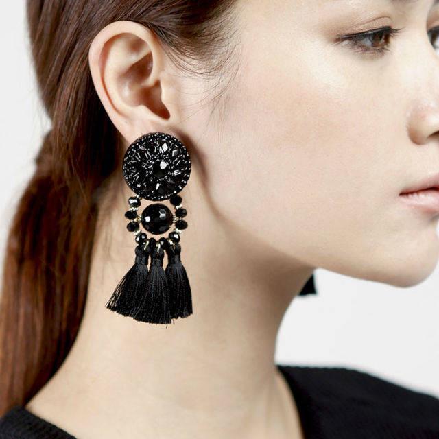 รูปภาพ:http://g01.a.alicdn.com/kf/HTB1Al86JVXXXXa3XpXXq6xXFXXXQ/vintage-baroque-drop-earring-big-statement-long-black-tassel-earrings-for-women-cotton-thread-2015-fashionable.jpg