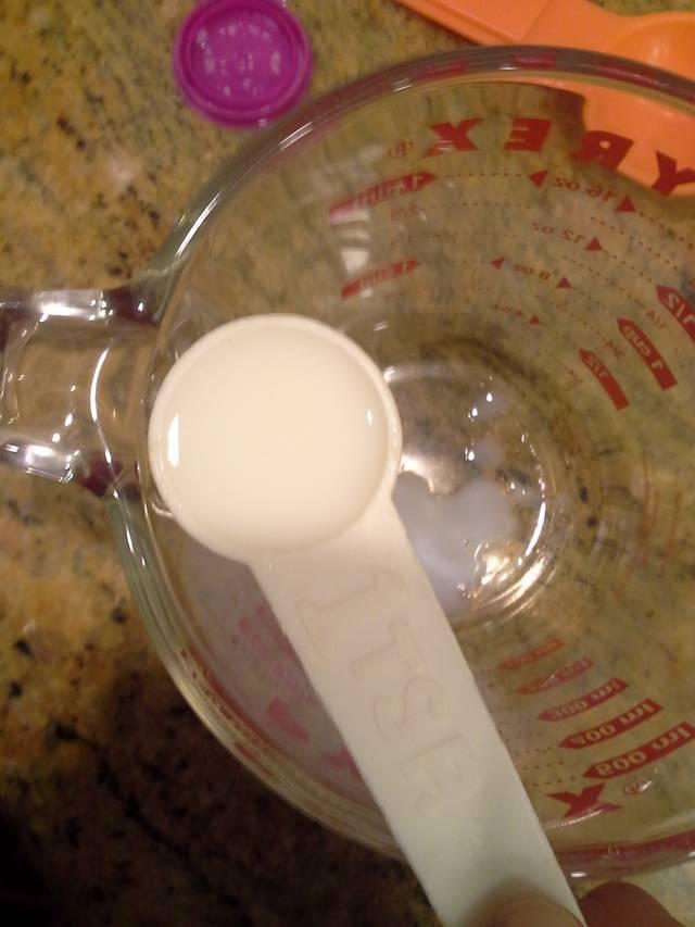 รูปภาพ:https://upload.wikimedia.org/wikipedia/commons/1/1d/Milk_1_teaspoon_liquid.jpg