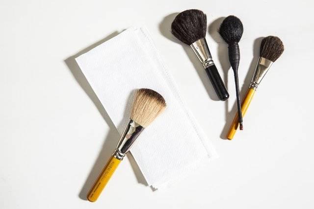 รูปภาพ:http://media2.popsugar-assets.com/files/thumbor/CYZkkx9y4I1TscogWtLvYYkgR-4=/fit-in/1024x1024/2015/06/11/870/n/1922153/a1d20d73_ben-brush/i/cleaning-your-makeup-brushes.jpg