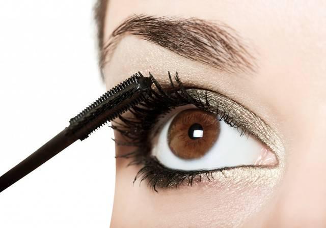 รูปภาพ:http://makeupjournal.net/wp-content/uploads/2011/12/young-woman-applying-black-mascara-%C2%A9-Svetlana-Sayapina-32033864-1024x716.jpg