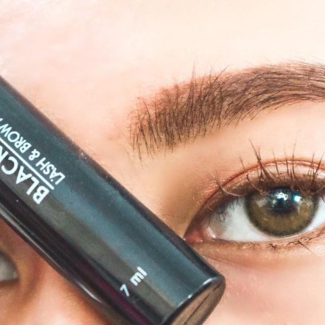 ภาพประกอบบทความ เซ็ตคิ้วฟู ดูธรรมชาติ กับ Black shine Lash brown mascara