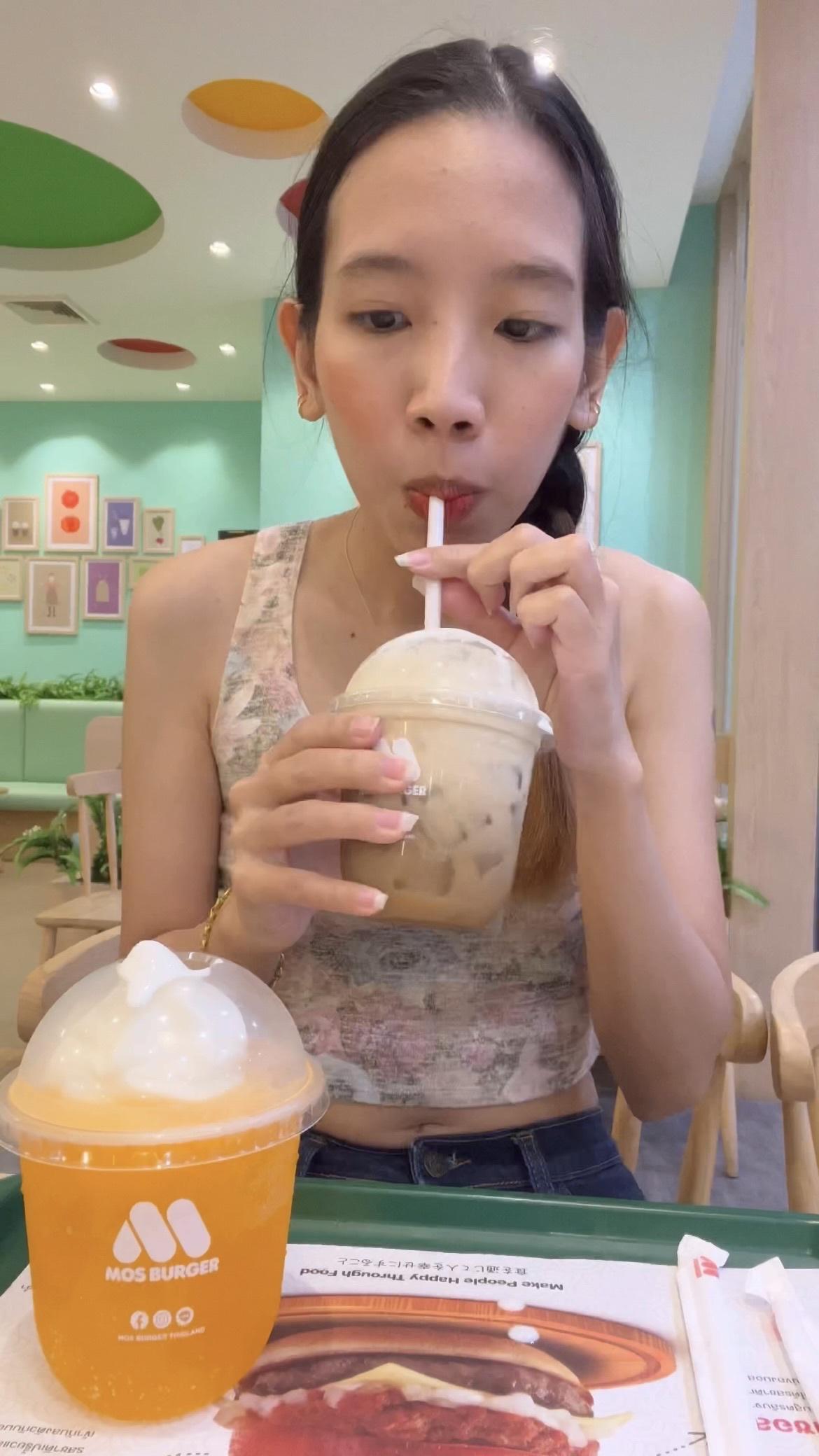 ภาพหน้าปก ดื่มไอศกรีมโฟลตเย็น ๆ ชื่นใจกับซอฟต์เสิร์ฟเนื้อนุ่มละมุนรับหน้าร้อน 🥤🍦 ที่:1