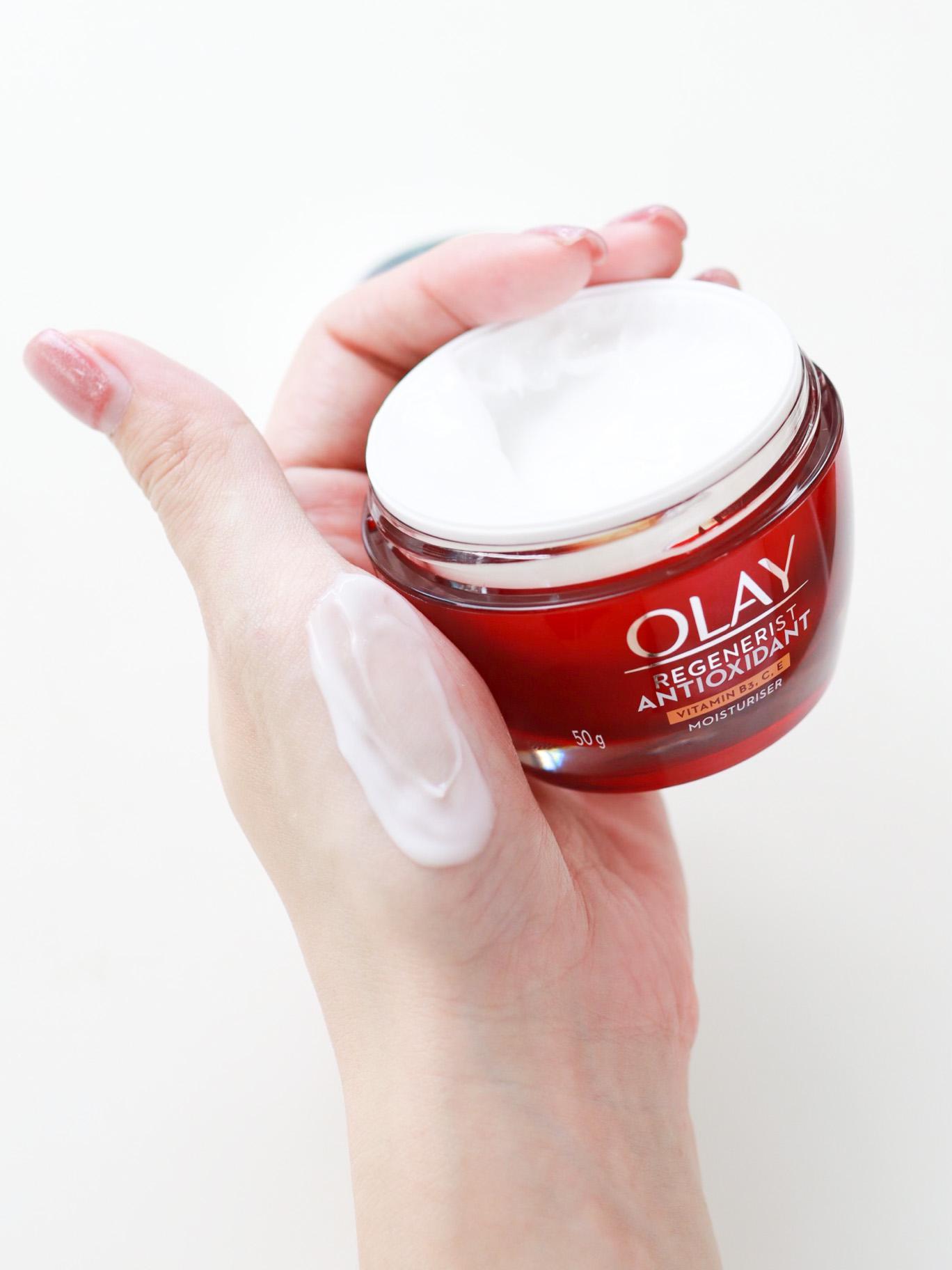 ภาพหน้าปก ผิวเรียบเนียนนุ่ม น่าจับด้วย Olay รีเจนเนอรีส แอนตี้ออกซิเดนท์ วิตามินบี3,ซี,อี มอยเจอร์ไรเซอร์ ที่:2