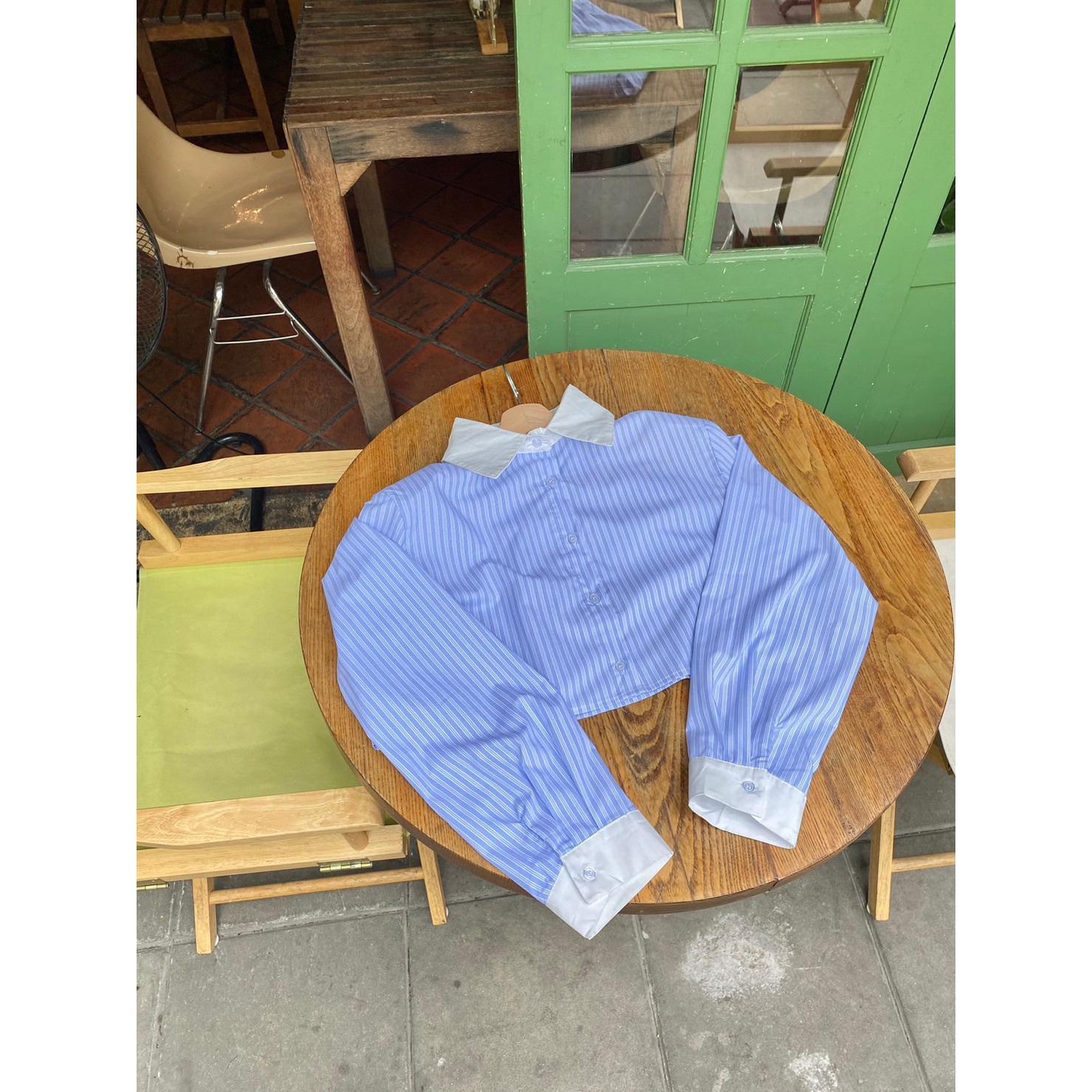 ภาพหน้าปก Lucy Crop Shirt เสื้อเชิ้ตครอปสีฟ้าลายทาง สไตล์เกาหลี  ที่:1