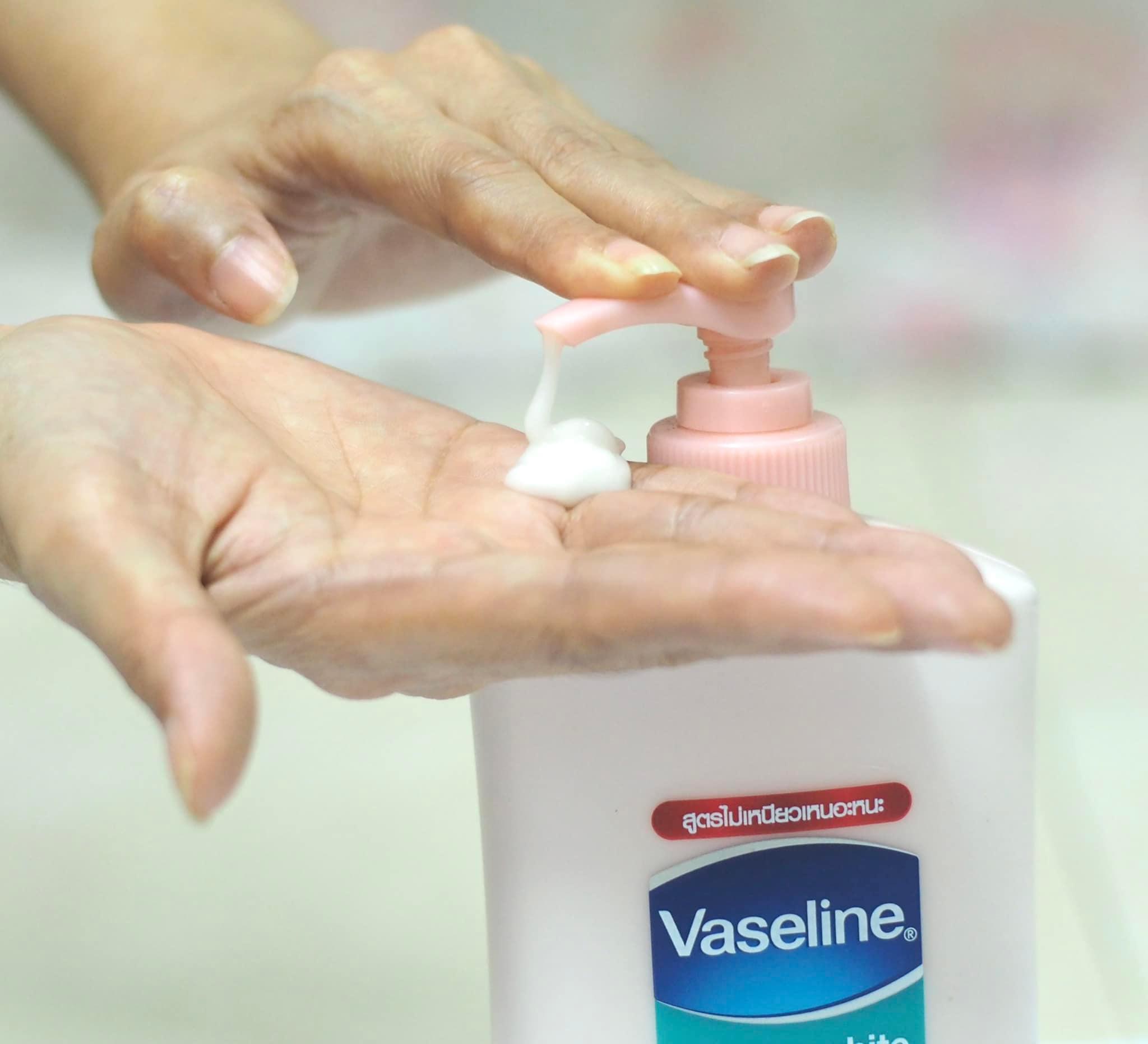 ภาพหน้าปก Vaseline Healthy White Fresh & Fair Cooling UV Lotion เย็นสดชื่นคูลสุดอะไรสุด ที่:2